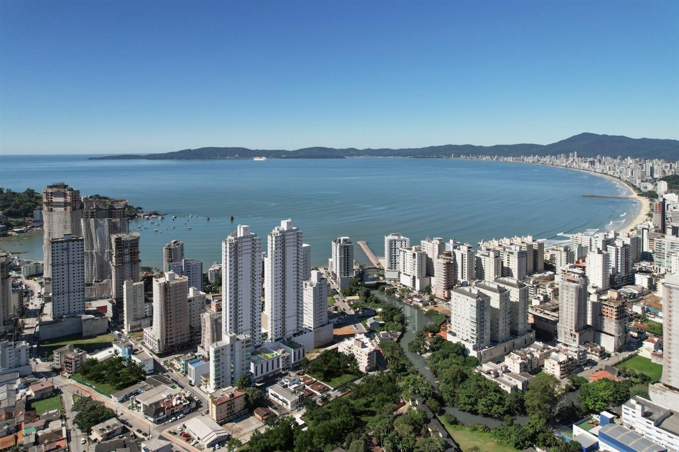 ITAPEMA-SC APARTAMENTO 4 SUITES